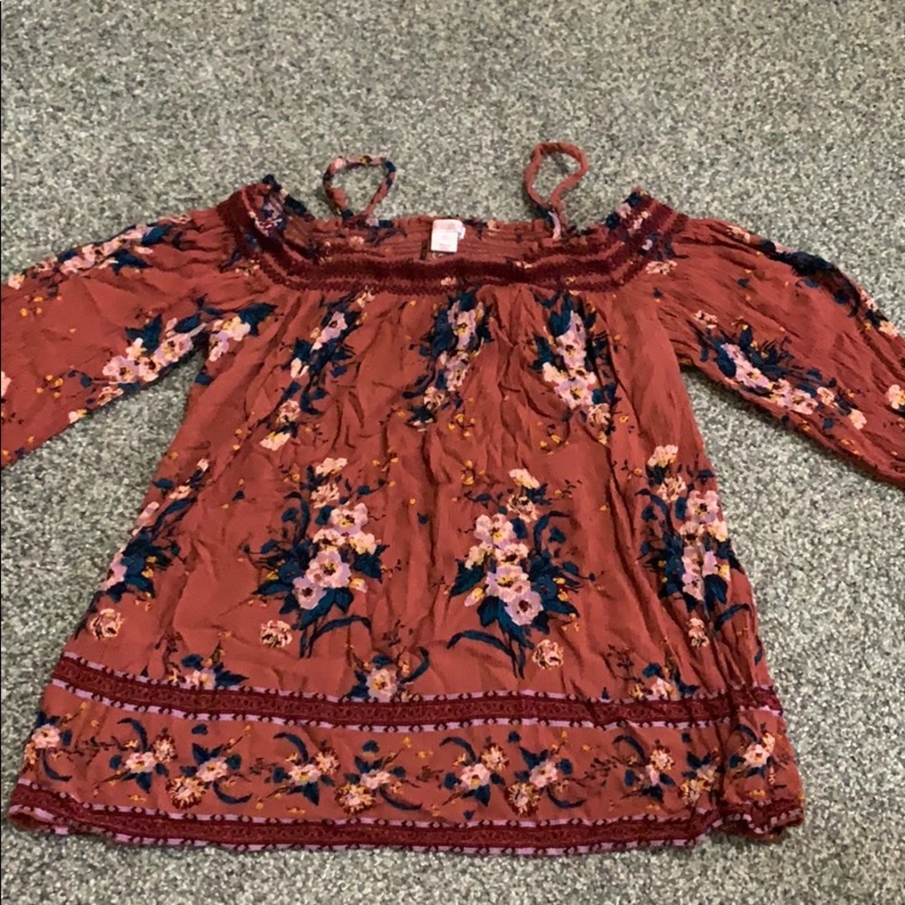 Shoulderless top